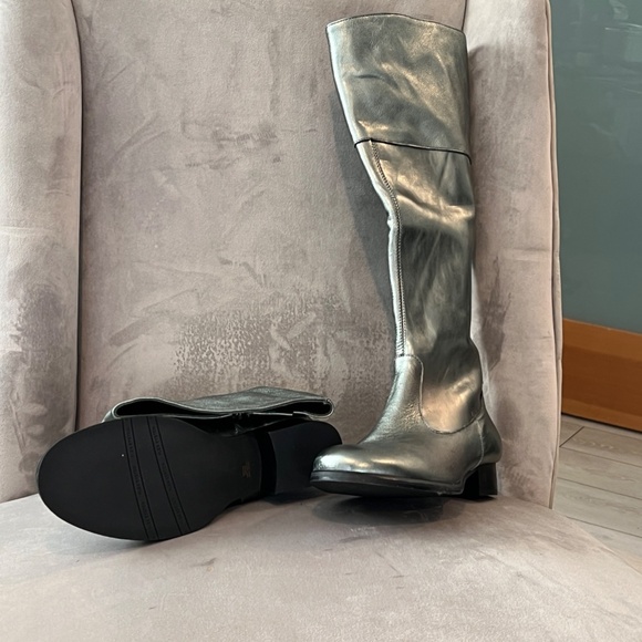 You by Crocs Leather Silver Women's knee boots size 8.5 - Picture 2 of 5